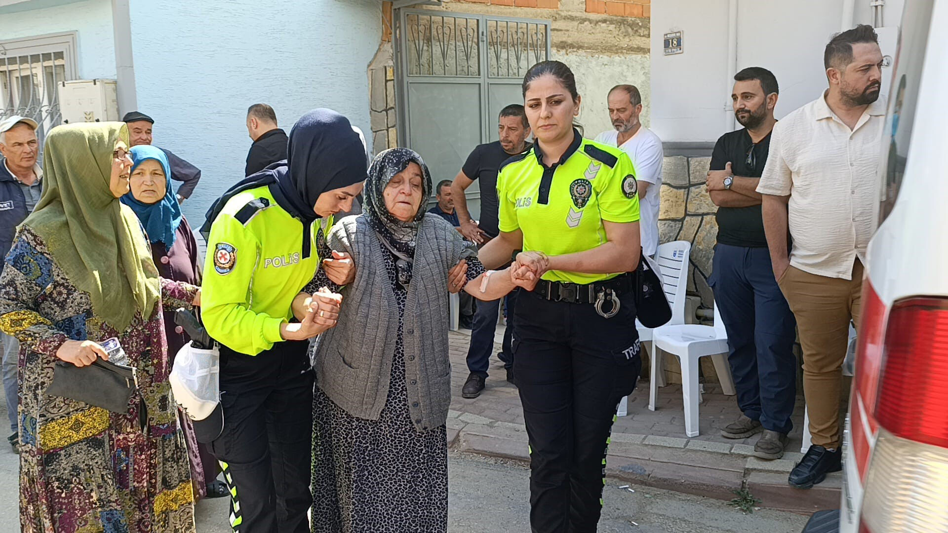 İzmir'de polis merkezine saldırı! Şehit ve yaralılar var İzmir'de polis merkezine saldırı! Şehit ve yaralılar var - 1. Resim