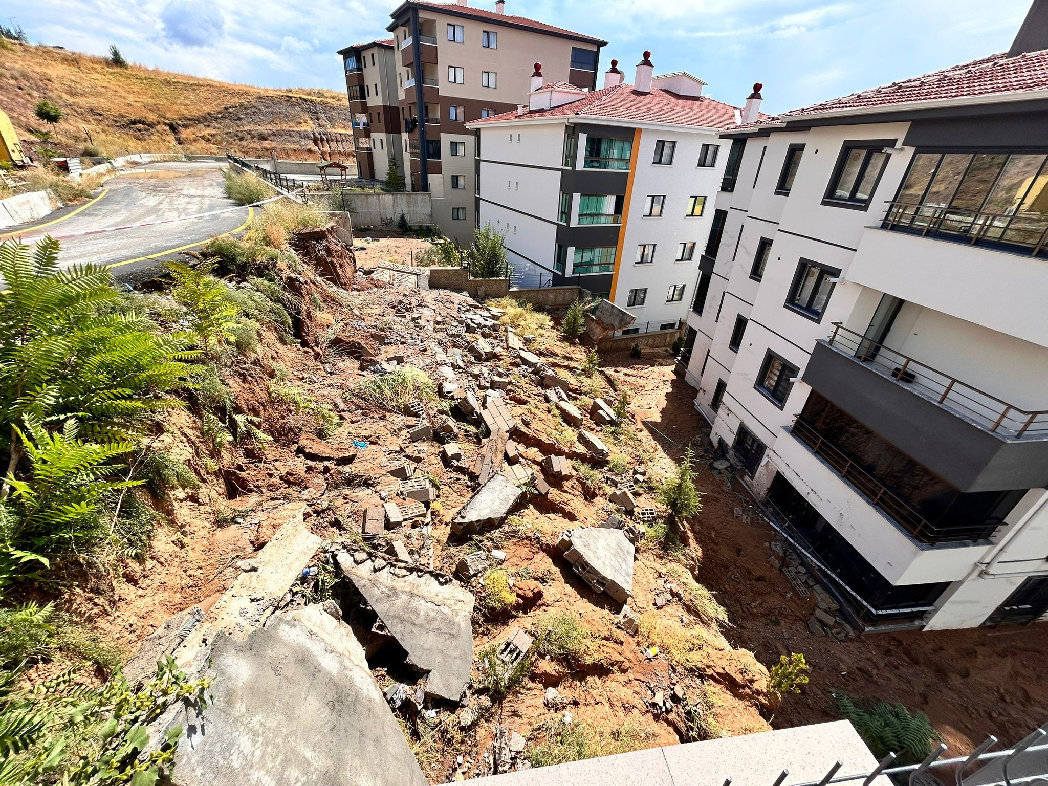 Meteoroloji uyardı, Başkent sele gitti! İstinat duvarı yıkıldı Meteoroloji uyardı, Başkent sele gitti! İstinat duvarı yıkıldı - 2. Resim