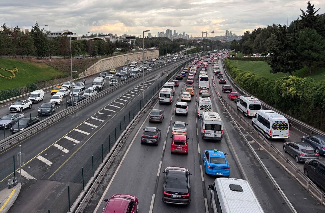 Okullar açıldı, sağanak başladı! İstanbul trafiği kilit Okullar açıldı, sağanak başladı! İstanbul trafiği kilit - 1. Resim