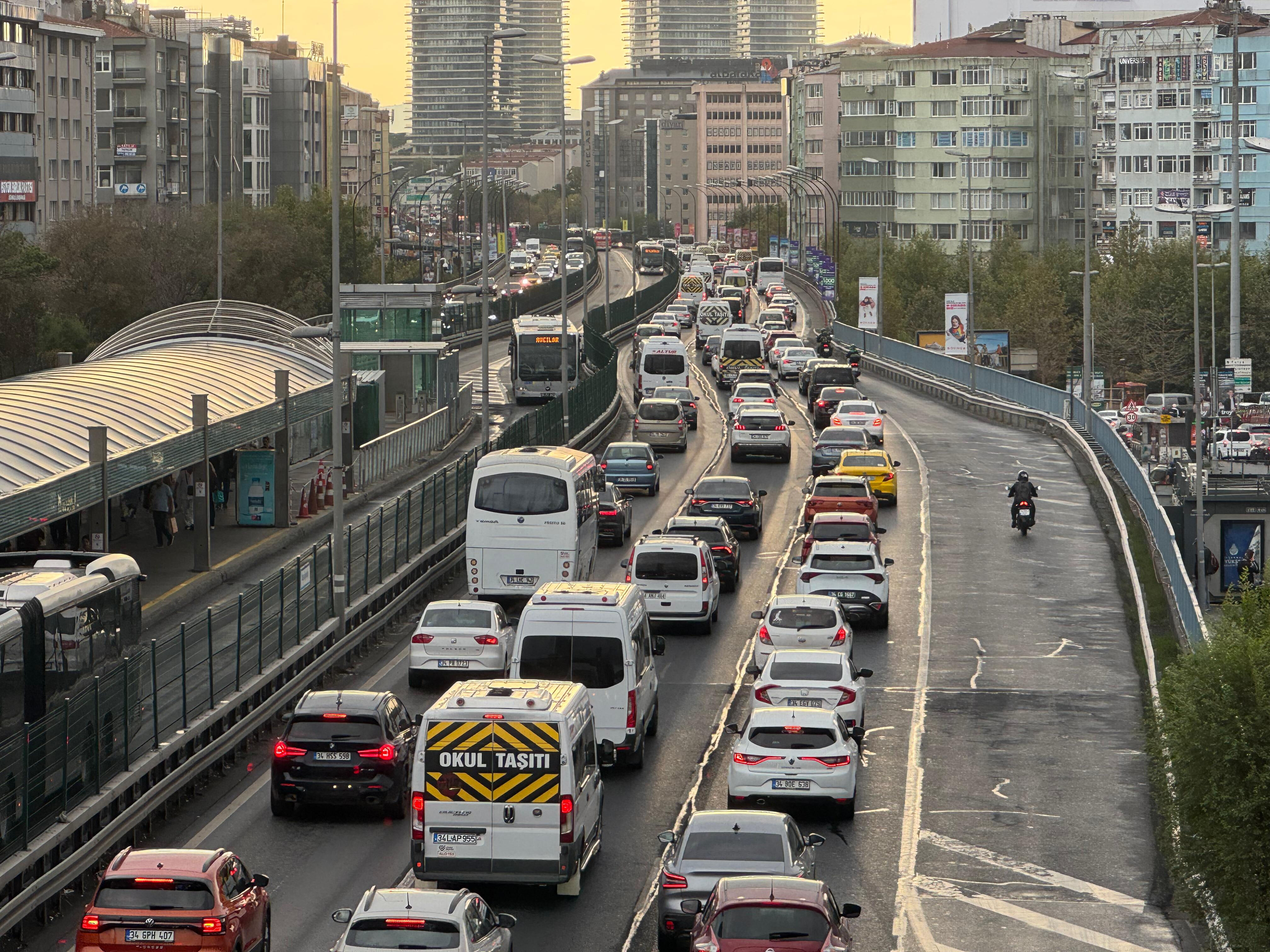 Okullar açıldı, sağanak başladı! İstanbul trafiği kilit Okullar açıldı, sağanak başladı! İstanbul trafiği kilit - 2. Resim