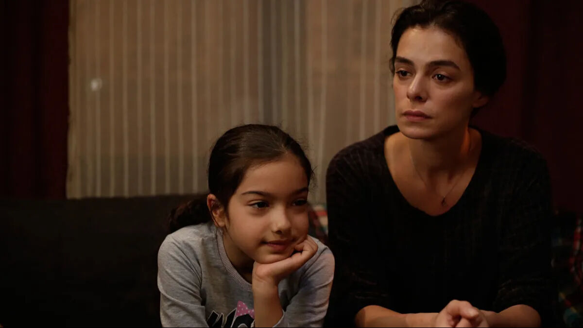 Oyuncu Kübra Süzgün'ün babasından Özge Özpirinçci'ye şok suçlama! Oyuncu Kübra Süzgün'ün babasından Özge Özpirinçci'ye şok suçlama!