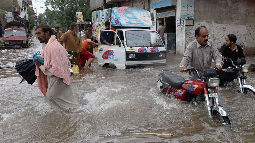 Pakistan'da tahliye botu alabora oldu: 5'den fazla ölü var Pakistan'da tahliye botu alabora oldu: 5'den fazla ölü var - 2. Resim