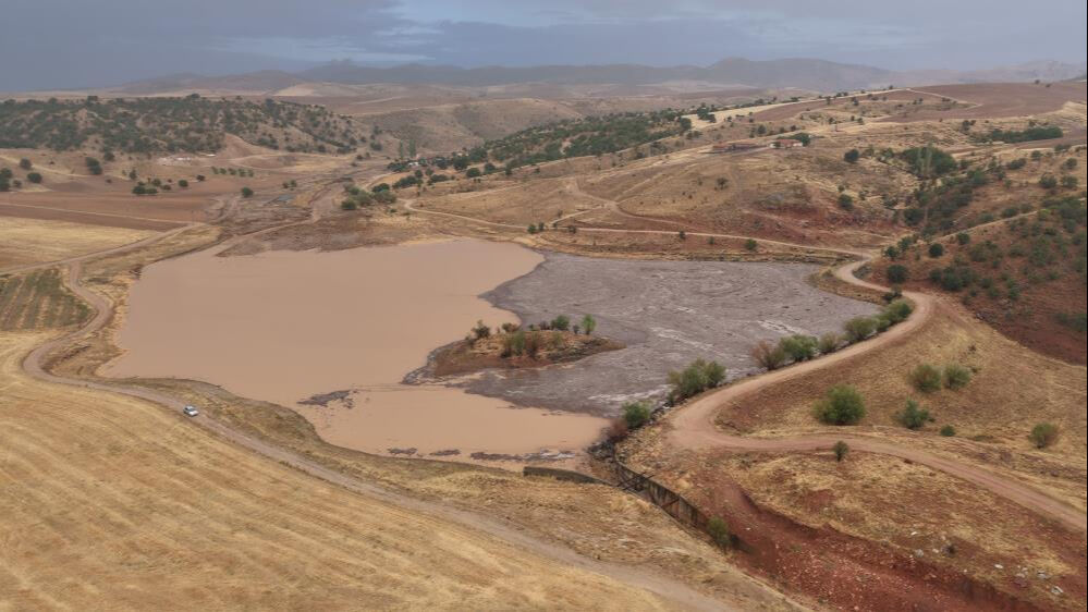 Sağanaklar, tamamen kuruyan gölete can suyu oldu Sağanaklar, tamamen kuruyan gölete can suyu oldu - 2. Resim