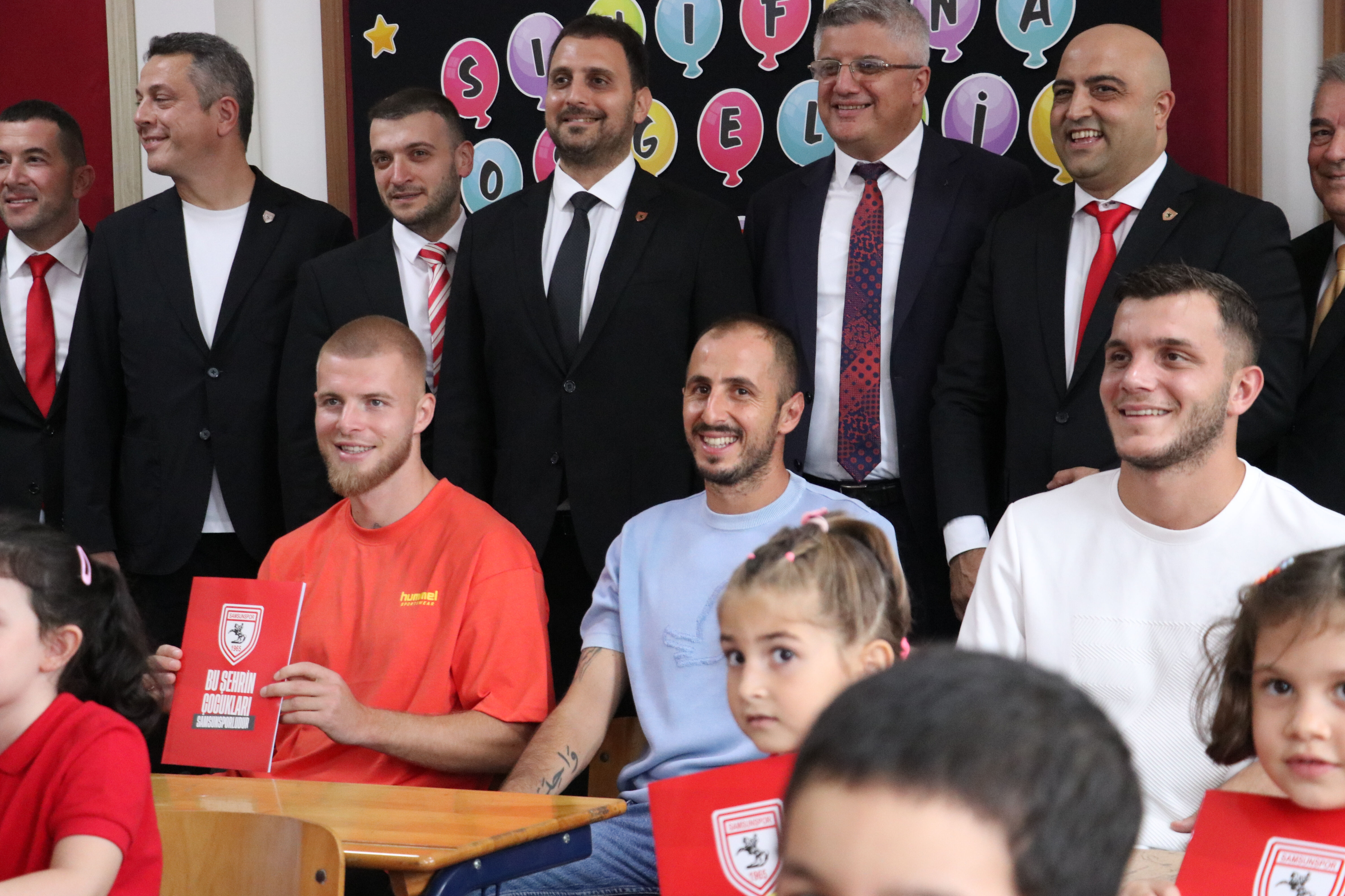Samsunsporlu futbolculardan öğrencilere sürpriz! " Bu şehrin çocukları Samsunsporludur" Samsunsporlu futbolculardan öğrencilere sürpriz! " Bu şehrin çocukları Samsunsporludur" - 2. Resim