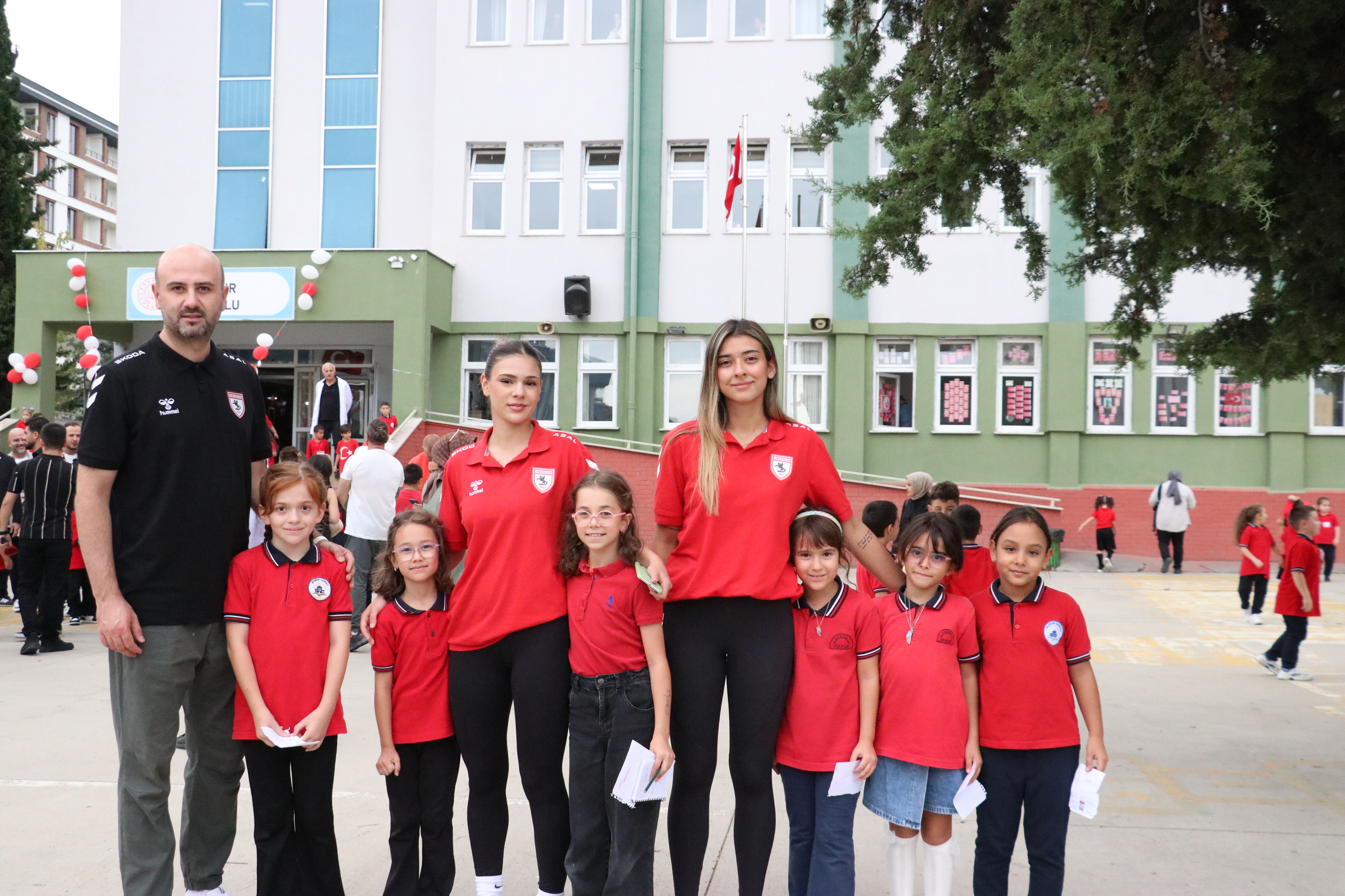 Samsunsporlu futbolculardan öğrencilere sürpriz! " Bu şehrin çocukları Samsunsporludur" Samsunsporlu futbolculardan öğrencilere sürpriz! " Bu şehrin çocukları Samsunsporludur" - 3. Resim