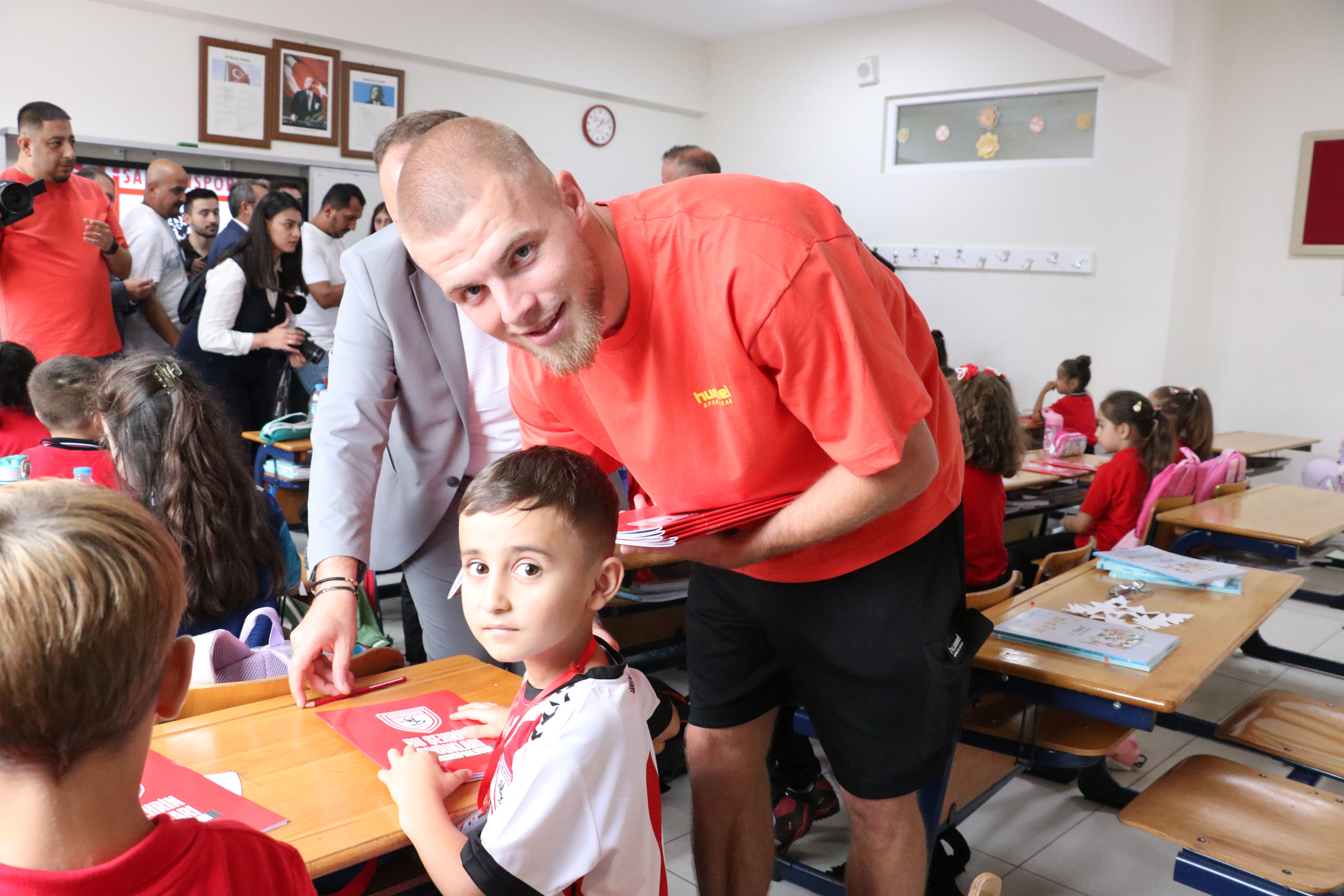 Samsunsporlu futbolculardan öğrencilere sürpriz! " Bu şehrin çocukları Samsunsporludur" Samsunsporlu futbolculardan öğrencilere sürpriz! " Bu şehrin çocukları Samsunsporludur" - 1. Resim