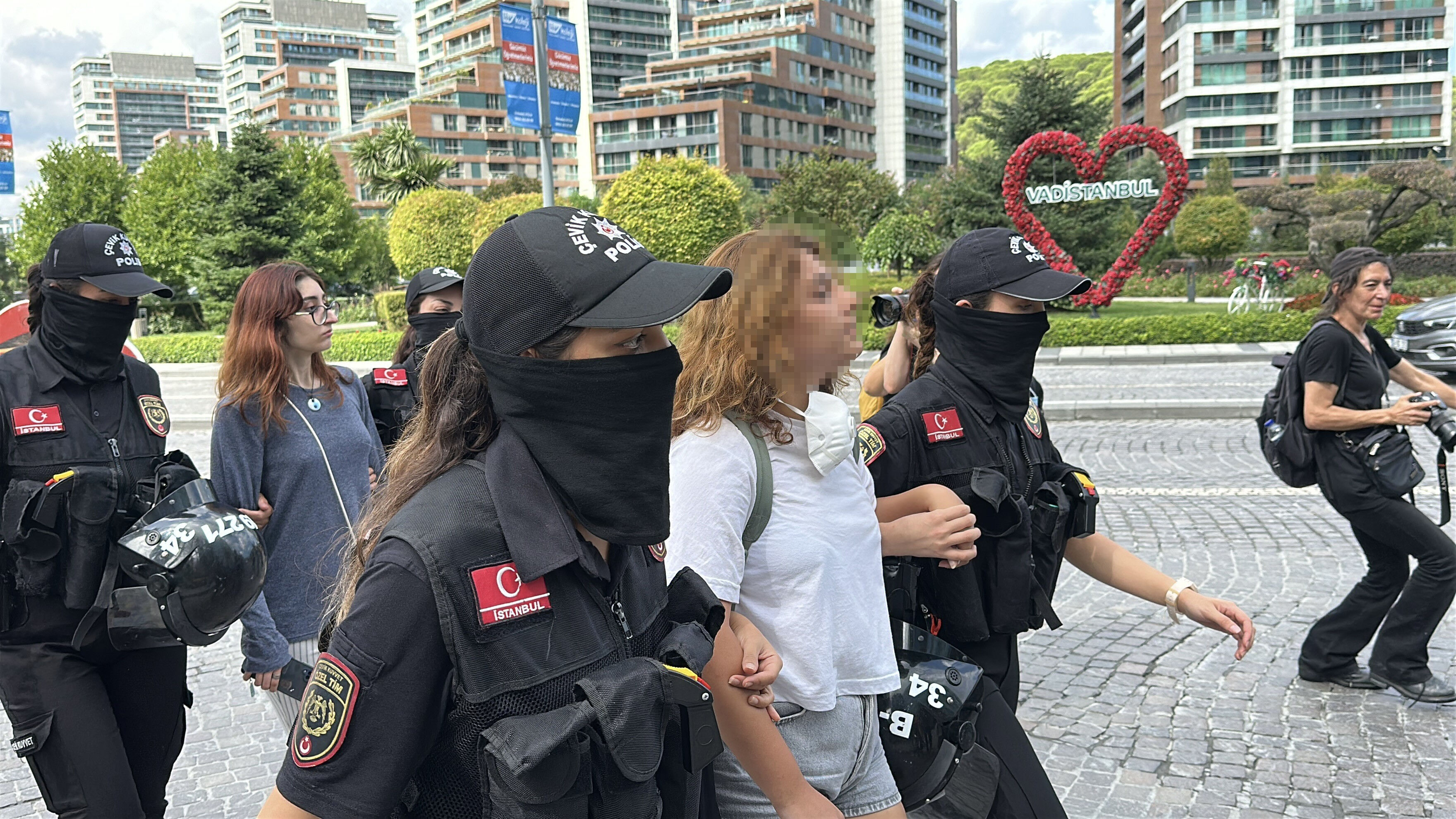 100 yıllık CHP’yi rezil rüsva ettiler! Özel'in isyan çağrısına rağmen Gürsel Tekin göreve başladı 100 yıllık CHP’yi rezil rüsva ettiler! Özel'in isyan çağrısına rağmen Gürsel Tekin göreve başladı - 4. Resim