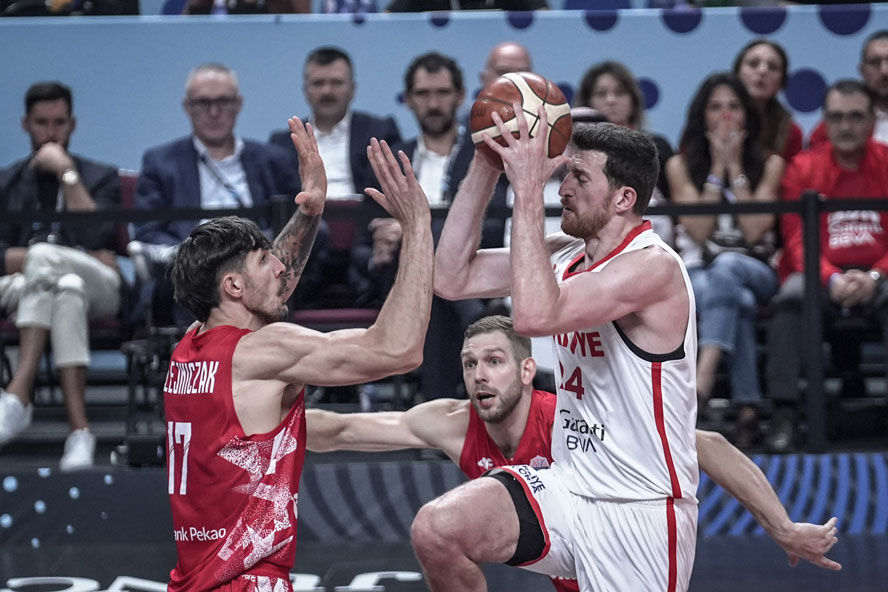 12 Dev Adam, EuroBasket'te bir kez daha yarı finalde! 12 Dev Adam, EuroBasket'te bir kez daha yarı finalde! - 1. Resim