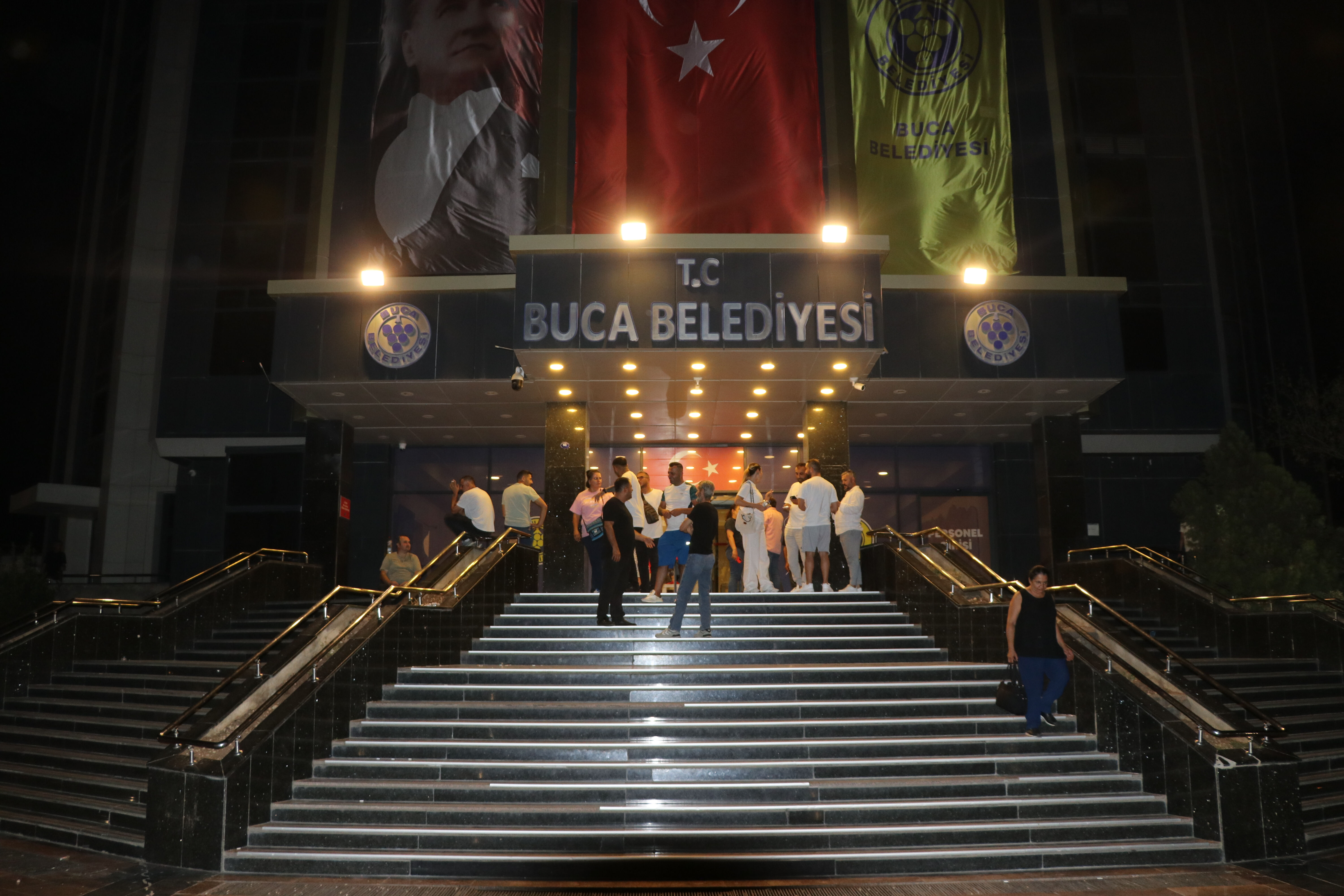 CHP'li belediyede maaş krizi: İşçiler belediyeyi işgal etti CHP'li belediyede maaş krizi: İşçiler belediyeyi işgal etti - 1. Resim