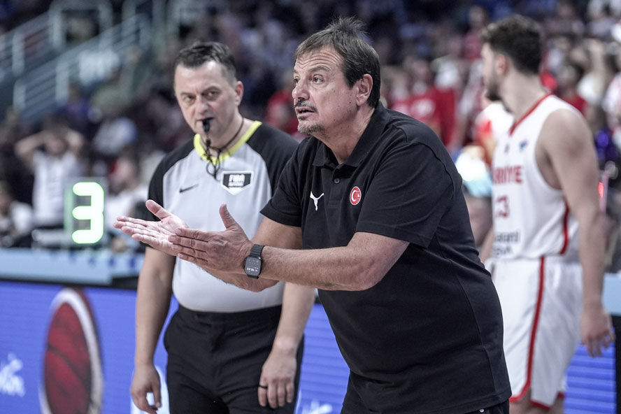 Ergin Ataman'ın duygusal anları: Gözleri yaşardı Ergin Ataman'ın duygusal anları: Gözleri yaşardı - 1. Resim