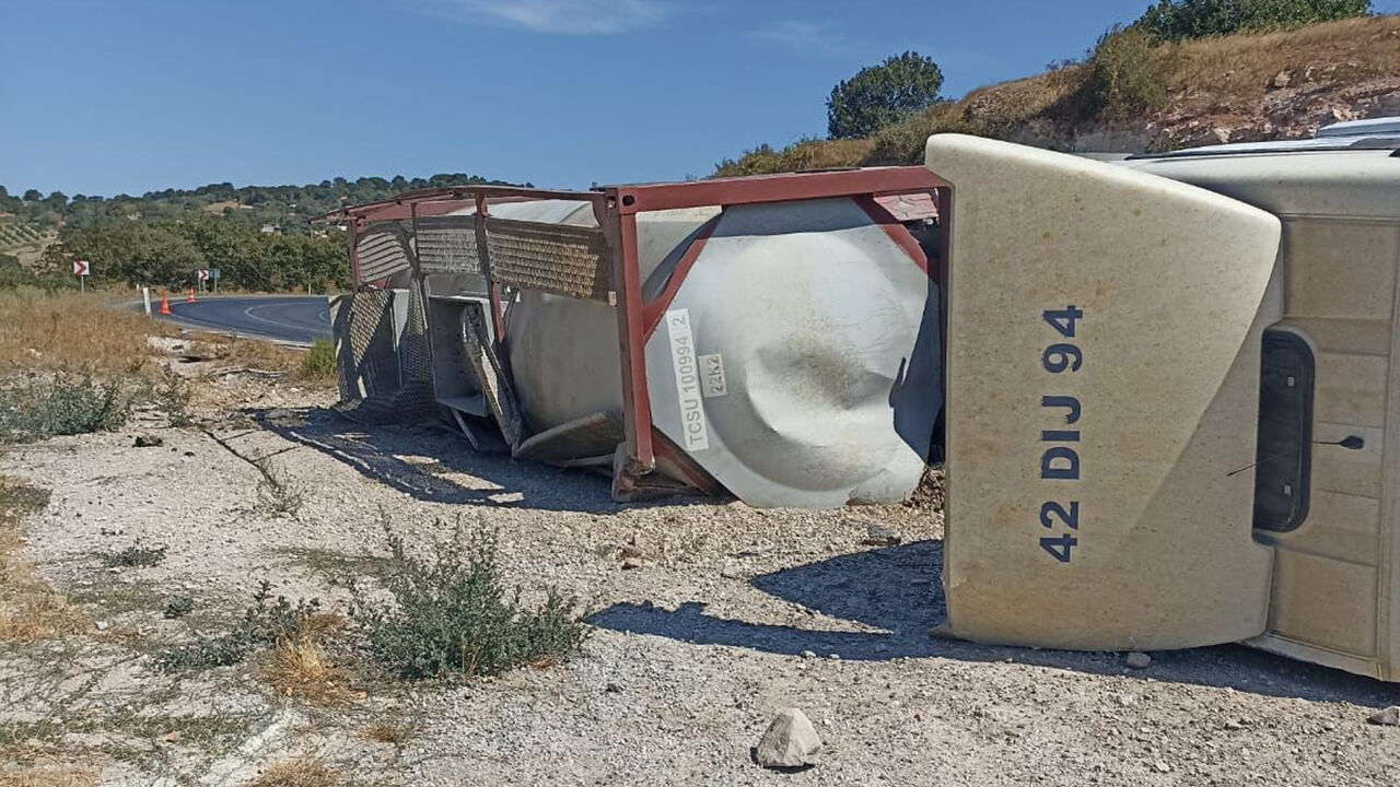 Facia ucuz atlatıldı! Amonyum nitrat yüklü tanker devrildi Facia ucuz atlatıldı! Amonyum nitrat yüklü tanker devrildi - 1. Resim