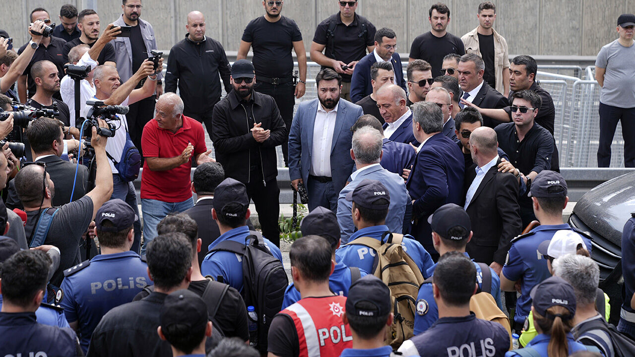 CHP'de hareketli gün: Gürsel Tekin 'karşılayacağım' demişti! Beklenen olmadı Gürsel Tekin İl Başkanı olarak Taksim'de! Özgür Özel sorusuna dikkat çeken cevap - 1. Resim