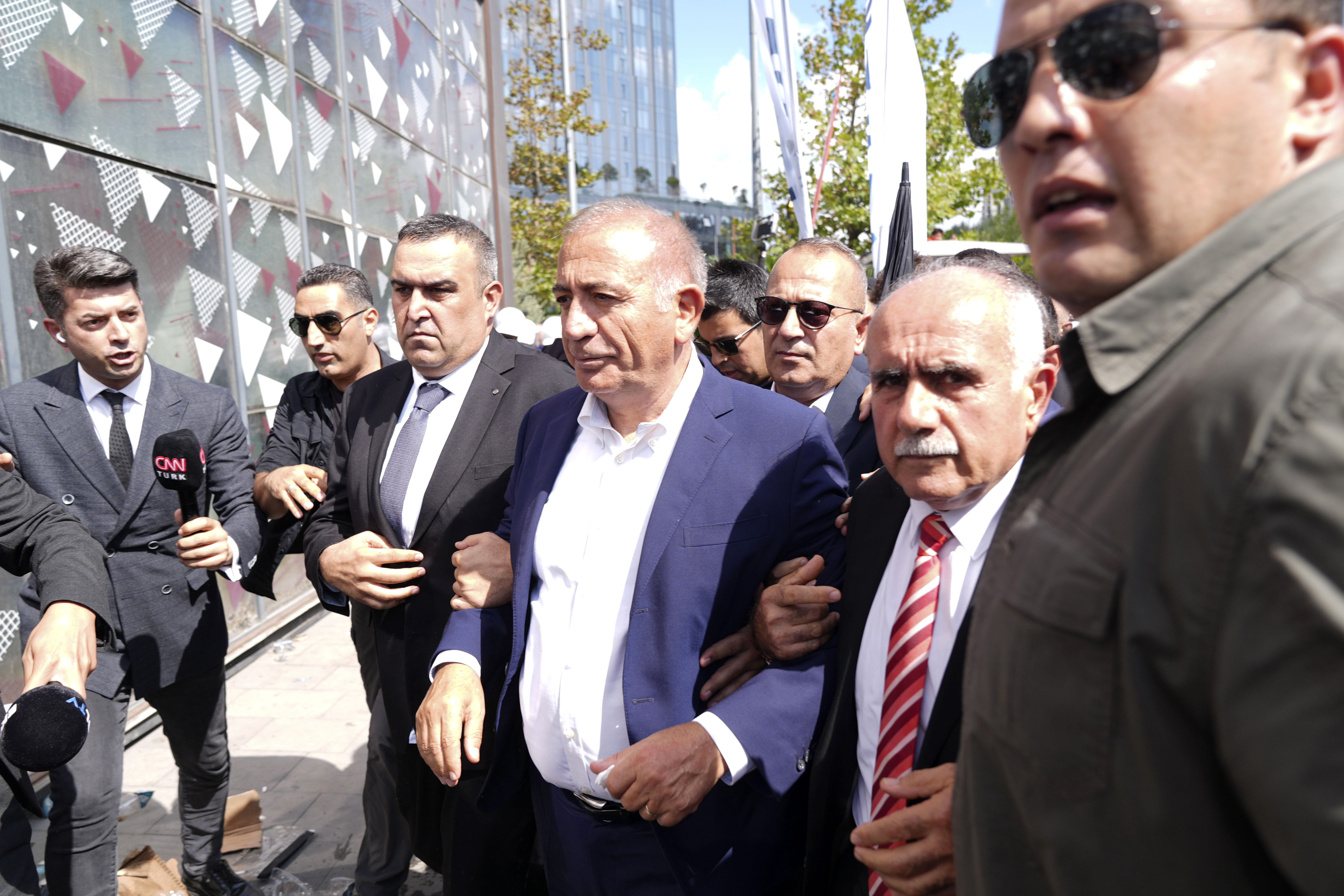 Gürsel Tekin mal varlığını açıkladı: Kıskanmayın bir gün sizin de olur Gürsel Tekin mal varlığını açıkladı: "Kıskanmayın bir gün sizin de olur" - 1. Resim