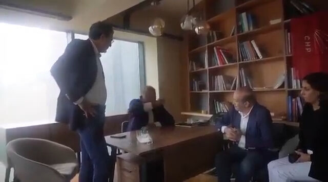 Gürsel Tekin masayı yumruklayıp CHP'lilerin yüzüne söyledi: Ertan Yıldız'ı işaret etti Gürsel Tekin masayı yumruklayıp CHP'lilerin yüzüne söyledi: Ertan Yıldız'ı işaret etti - 2. Resim
