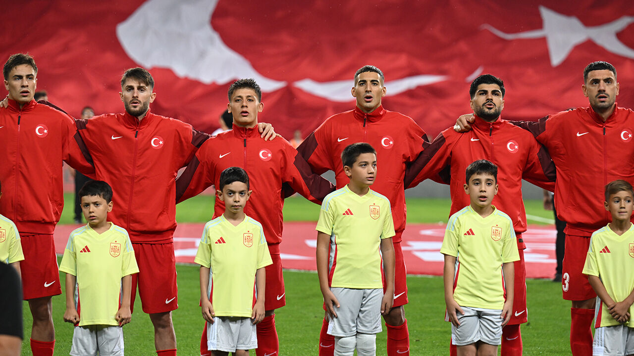 İspanya karşısında ağır yenilgi sonrası Milli Takım'da kriz! Futbolcular birbirlerini takipten çıktı İspanya karşısında ağır yenilgi sonrası Milli Takım'da kriz! Futbolcular birbirlerini takipten çıktı - 1. Resim