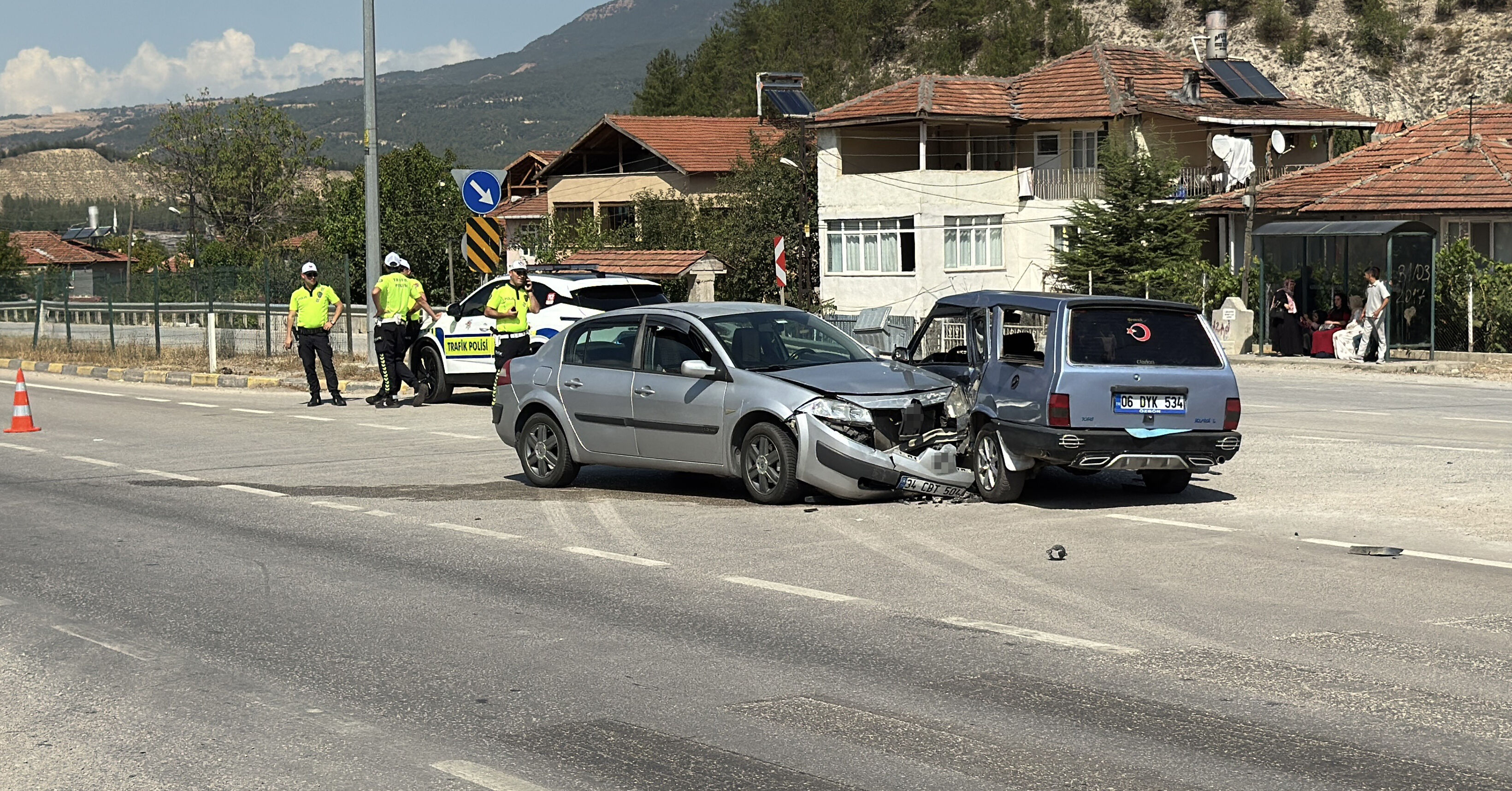 Karabük'te feci kaza! İki otomobil kafa kafaya çarpıştı: 2'si çocuk 6 yaralı Karabük'te iki otomobilin çarpışması sonucu 2’si çocuk 6 kişi yaralandı. - 1. Resim