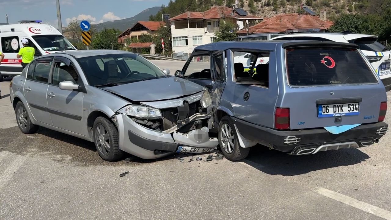 Karabük'te feci kaza! İki otomobil kafa kafaya çarpıştı: 2'si çocuk 6 yaralı Karabük'te feci kaza! İki otomobil kafa kafaya çarpıştı: 2'si çocuk 6 yaralı