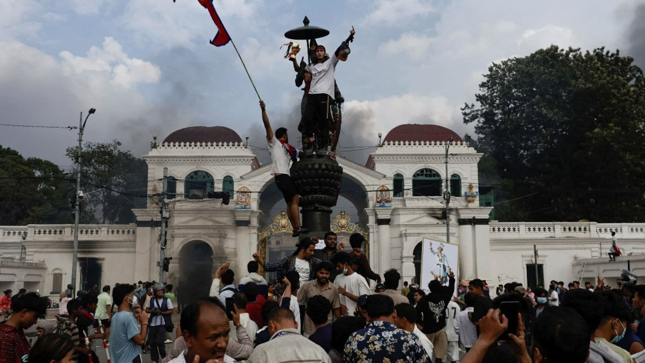 Nepal ateş çemberinde: Bakan sürüklenirken, başbakanın eşi katledildi! Nepal ateş çemberinde: Bakan sürüklenirken, başbakanın eşi katledildi! - 2. Resim