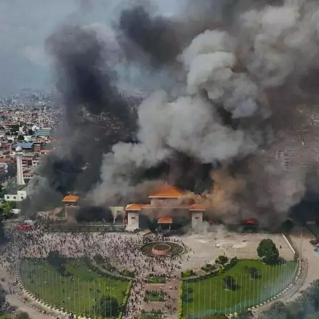 Nepal ateş çemberinde: Bakan sürüklenirken, başbakanın eşi katledildi! Nepal ateş çemberinde: Bakan sürüklenirken, başbakanın eşi katledildi! - 1. Resim