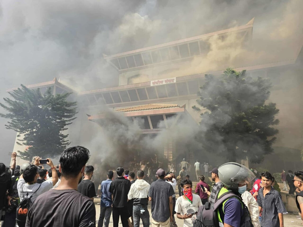 Nepal’de protestolar kontrolden çıktı: Başbakanlık Sarayları ateşe verildi! Başbakan istifa etti Nepal’de protestolar kontrolden çıktı: Başbakanlık Sarayları ateşe verildi! Başbakan istifa etti - 1. Resim