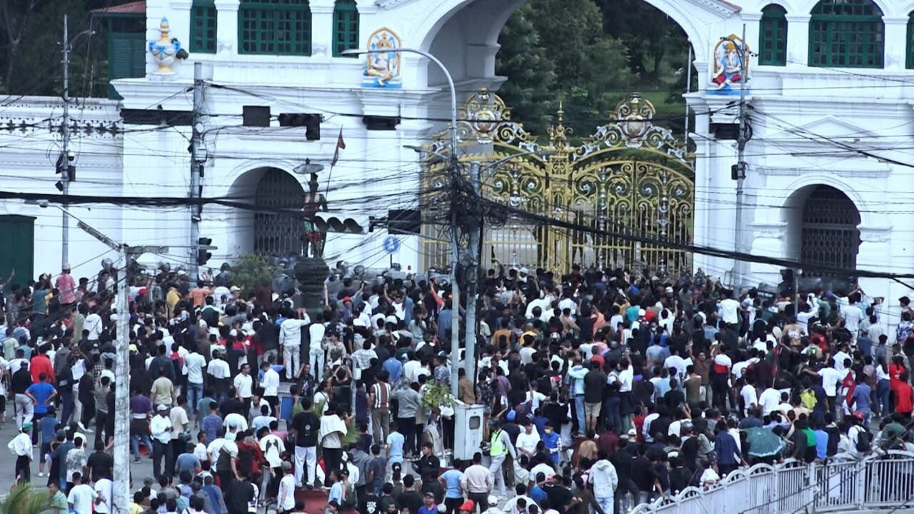 Nepal’de protestolar kontrolden çıktı: Başbakanlık Sarayları ateşe verildi! Başbakan istifa etti Nepal’de protestolar kontrolden çıktı: Başbakanlık Sarayları ateşe verildi! Başbakan istifa etti - 3. Resim