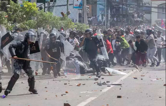 Nepal’de protestolar kontrolden çıktı: Başbakanlık Sarayları ateşe verildi! Başbakan istifa etti Nepal’de protestolar kontrolden çıktı: Başkanlık ve Başbakanlık Sarayları ateşe verildi - 1. Resim