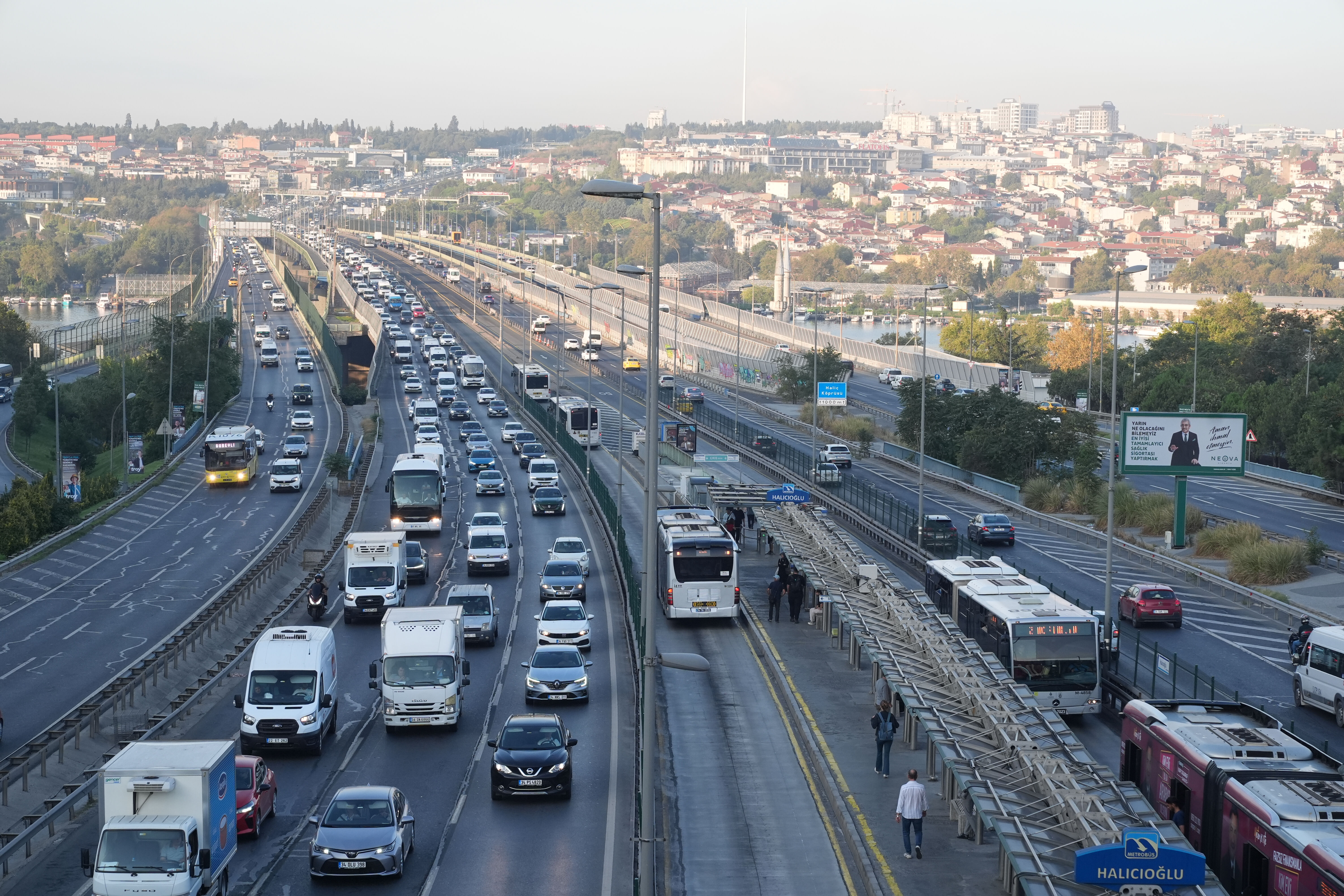 Okullar açıldı! İstanbul'da trafik yoğunluğu çileye dönüştü Okullar açıldı! İstanbul'da trafik yoğunluğu çileye dönüştü - 1. Resim