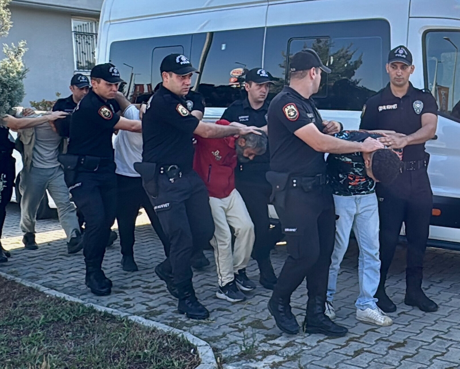 Kocaeli'de organize suç örgütü çökertildi! 10 zanlı yakalandı Organize suç örgütü çökertildi! 10 zanlı yakalandı - 1. Resim