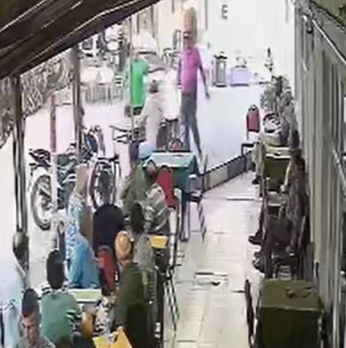 5 yaşındaki otizmli oğlunu darp etmişti: Herkesin gözü önünde saldırdı Otizmli çocuğunu darbeden adama kahvede anne dayağı - 1. Resim