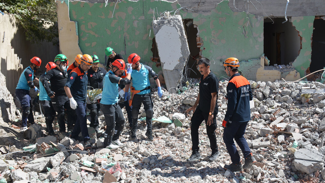 Şırnak'ta 7'lik deprem tatbikatı gerçeğini aratmadı! Şırnak'ta 7'lik deprem tatbikatı gerçeğini aratmadı! - 1. Resim