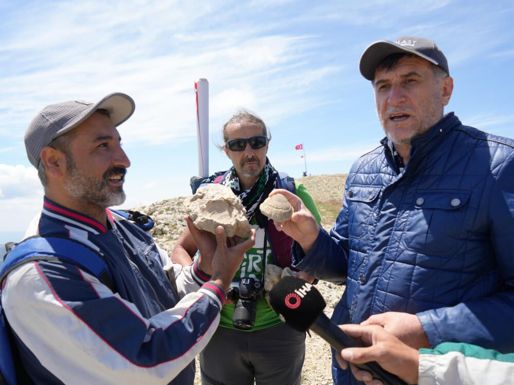 2 bin 587 rakımlı dağın zirvesinde heyecanlandıran keşif! "İnanılmaz bir tarihle karşı karşıya kaldık" 2 bin 587 rakımlı dağın zirvesinde heyecanlandıran keşif! "İnanılmaz bir tarihle karşı karşıya kaldık" - 3. Resim