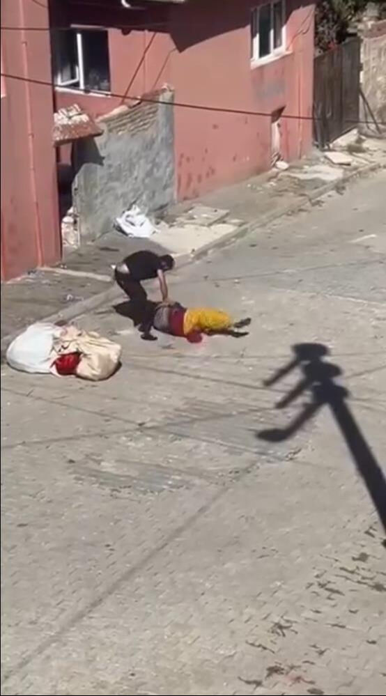 Bu ilk değilmiş! Eşini sokak ortasında bayıltana kadar dövdü Bu ilk değilmiş! Eşini sokak ortasında bayıltana kadar dövdü - 1. Resim