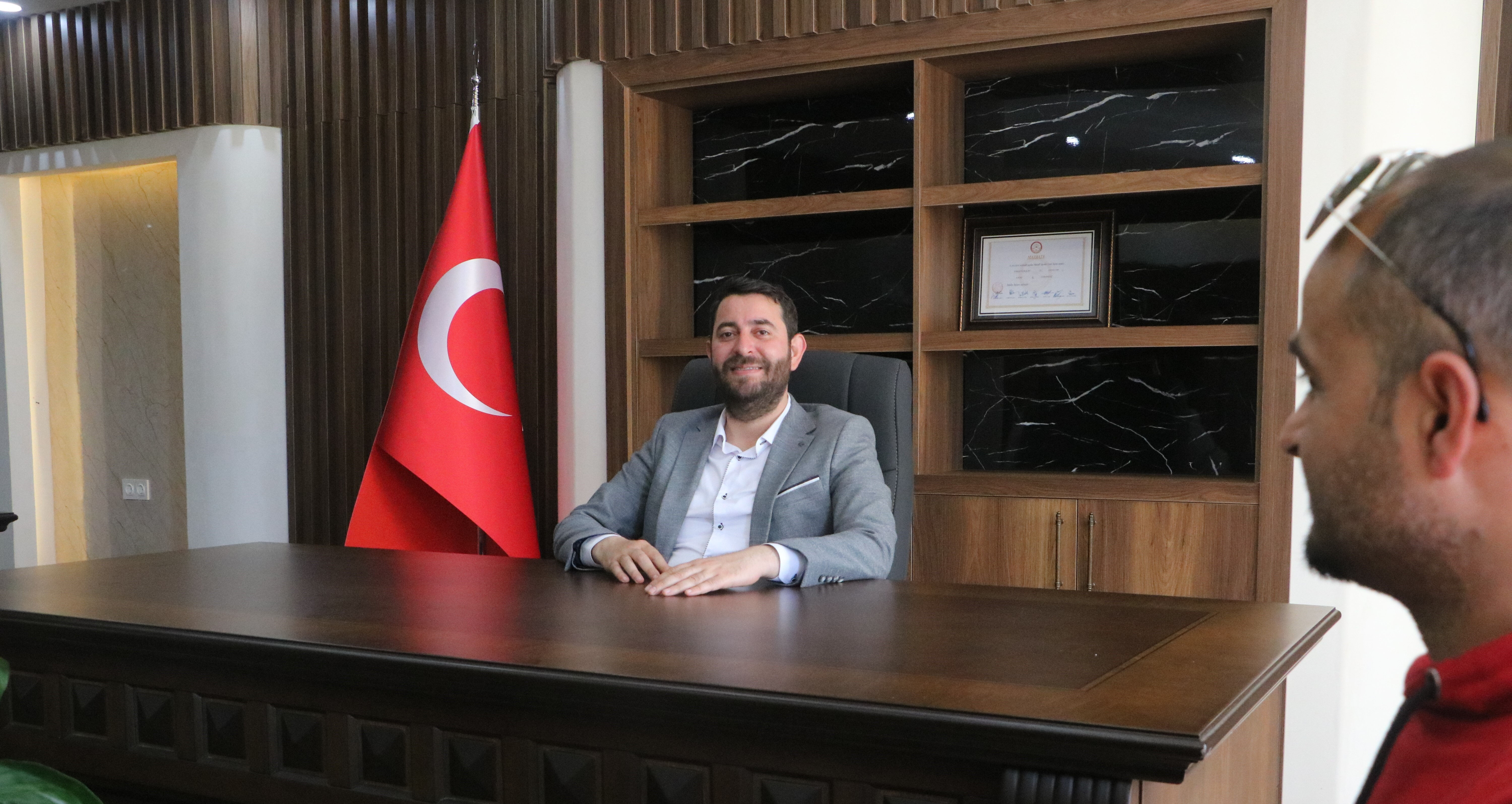 CHP'liler ile TİP'liler birbirine girdi! Küfürler havada uçuştu, ortalık savaş alanına döndü CHP'liler ile TİP'liler birbirine girdi! Toplantının ortasında küfürler havada uçuştu, ortalık savaş alanına döndü - 1. Resim
