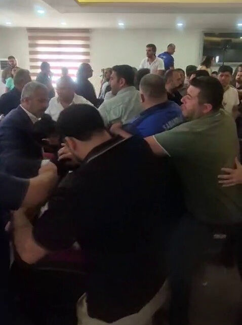 CHP'liler ile TİP'liler birbirine girdi! Küfürler havada uçuştu, ortalık savaş alanına döndü CHP'liler ile TİP'liler birbirine girdi! Toplantının ortasında küfürler havada uçuştu, ortalık savaş alanına döndü - 2. Resim