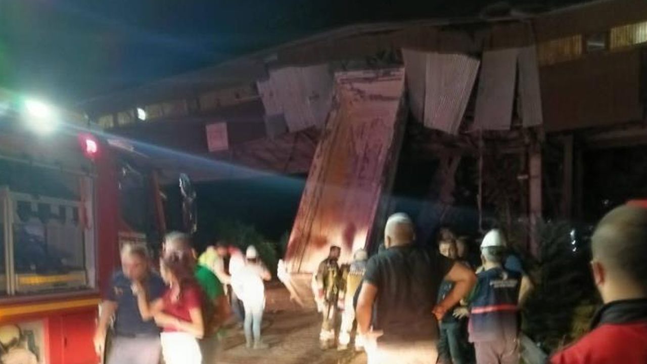 Damperi açılan kamyon kömür bandına, arkadan gelen araç da kamyona çarptı: Yaralılar var Damperi açılan kamyon kömür bandına, arkadan gelen araç da kamyona çarptı: Yaralılar var