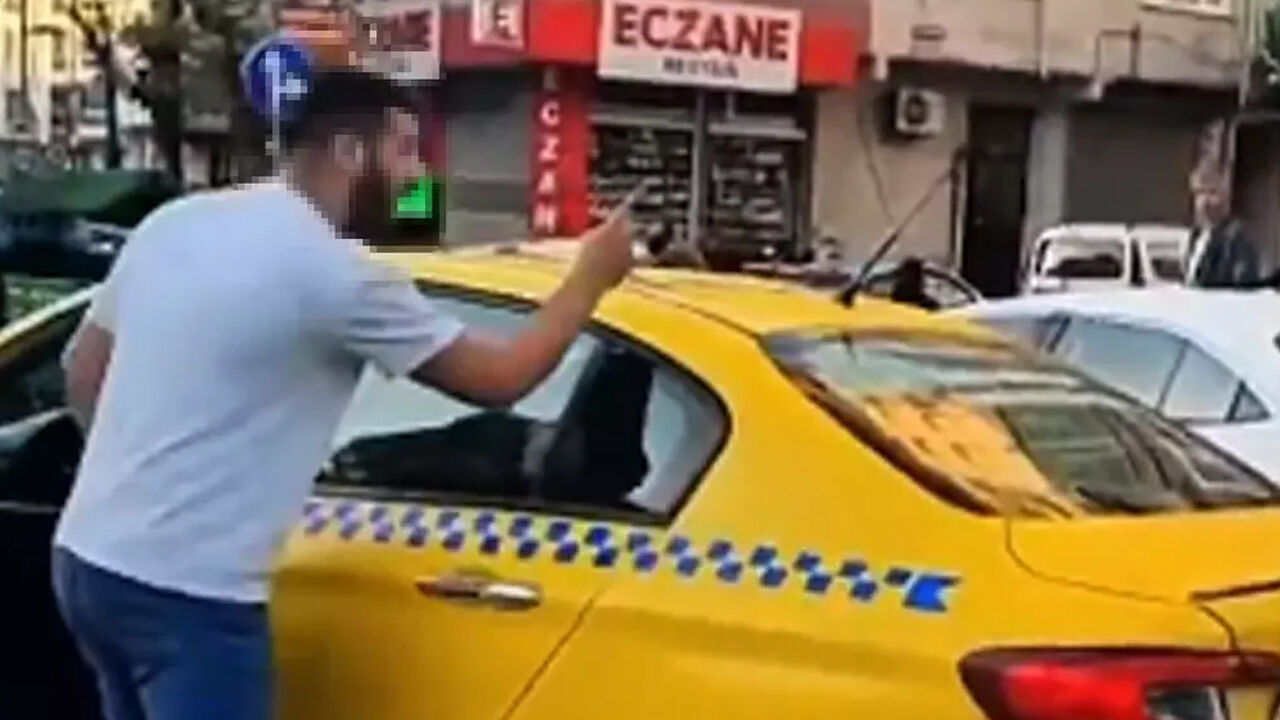 Esenler'deki taksici dehşeti kamerada! Tehdidine yanındaki bile sessiz kalamadı Esenler'deki taksici dehşeti kamerada! Tehdidine yanındaki bile sessiz kalamadı - 1. Resim