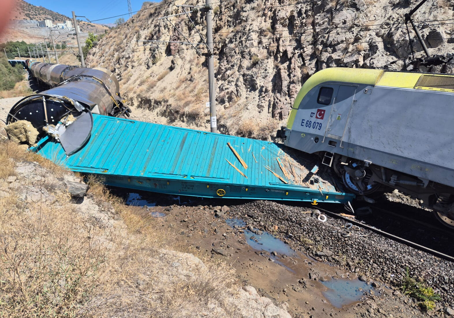 İki yük treni çarpıştı! Makinist canını zor kurtardı İki yük treni çarpıştı! Makinist canını zor kurtardı - 2. Resim