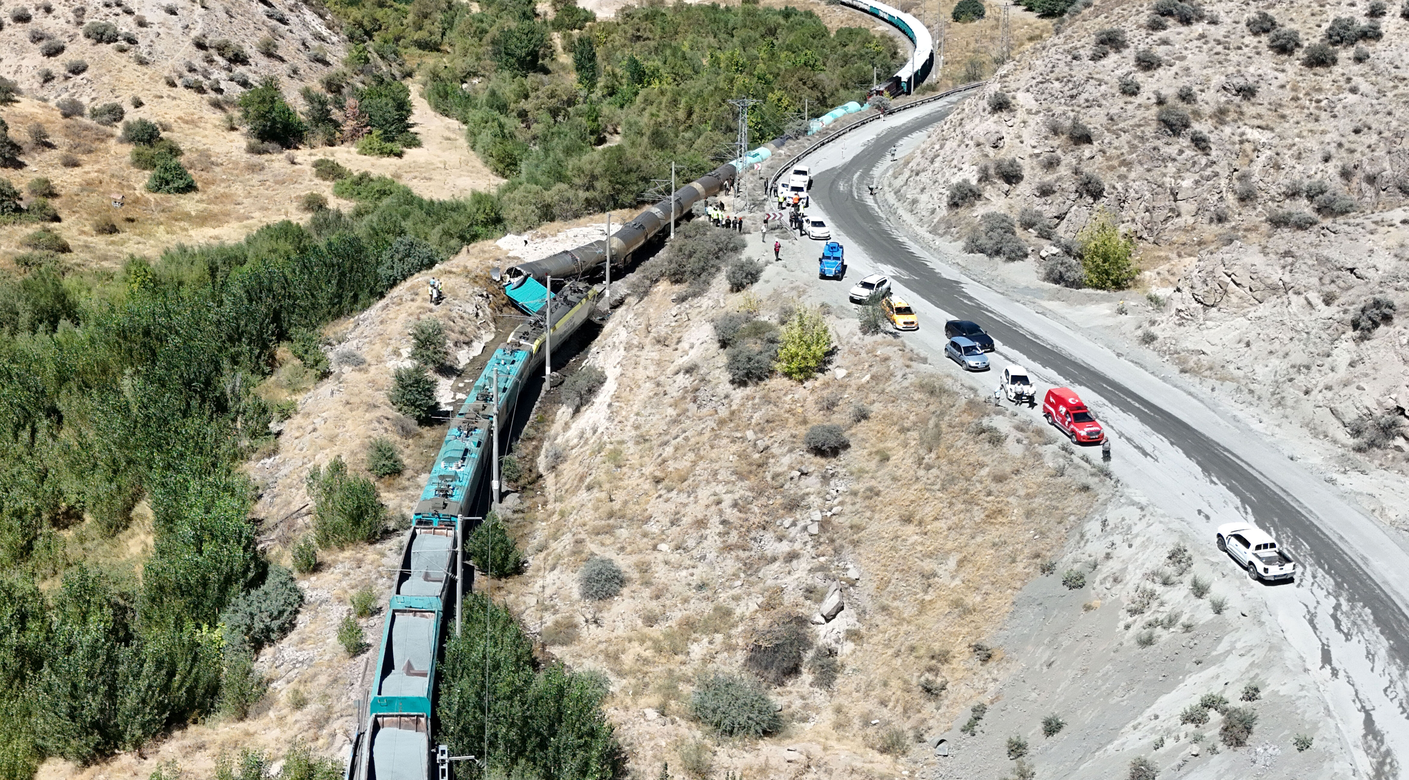 İki yük treni çarpıştı! Makinist canını zor kurtardı İki yük treni çarpıştı! Makinist canını zor kurtardı - 1. Resim