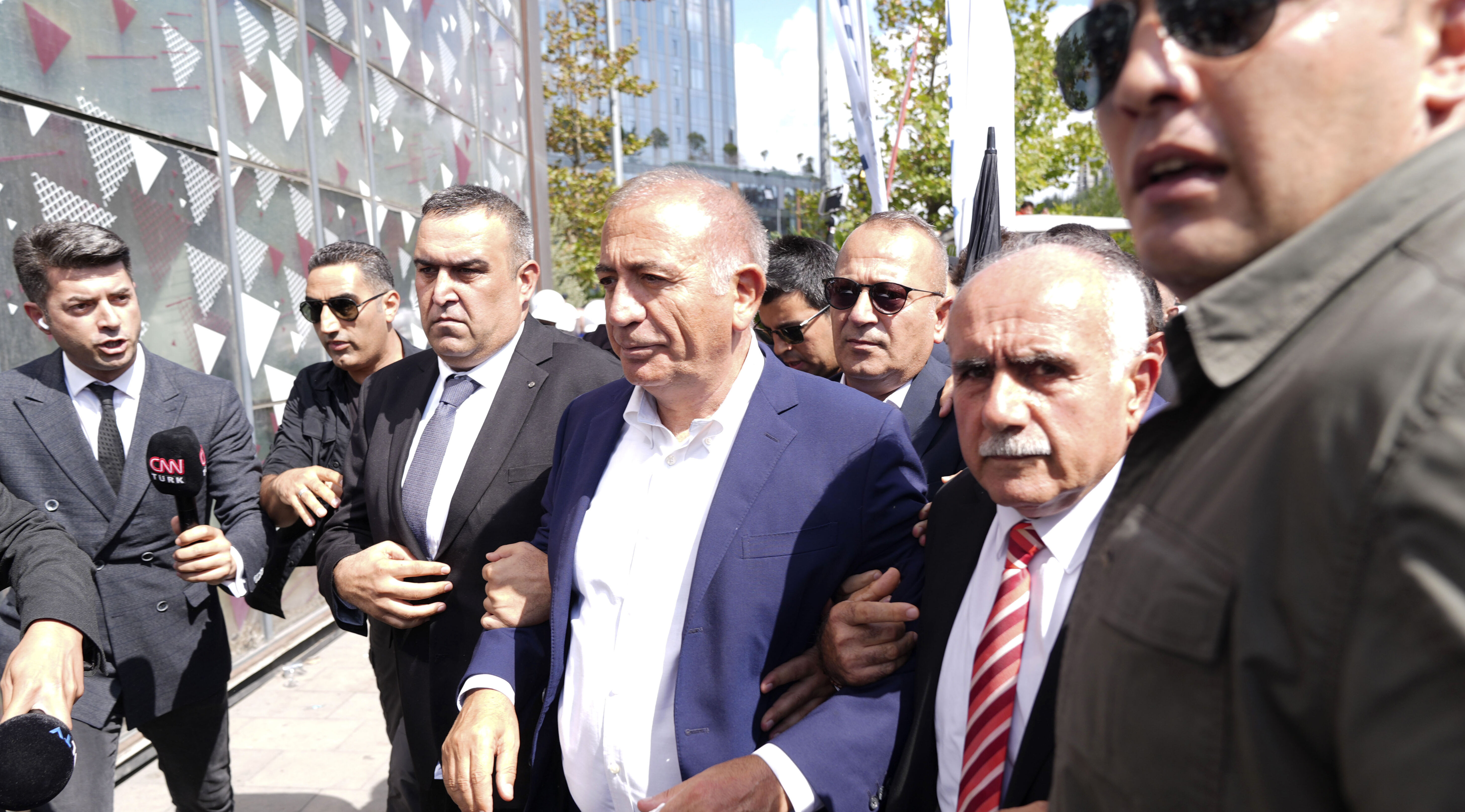 İl Başkanlığı'na giden Gürsel Tekin, 5 dakikada apar topar ayrıldı! Gelen telefonla yıkıldı - 2. Resim
