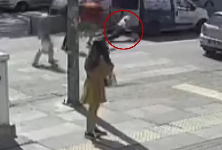Kendisine tepki gösteren kadın yerine başkasını dövmüştü! Kıskıvrak yakalandı Kendisine tepki gösteren kadın yerine başkasını dövmüştü! Kıskıvrak yakalandı - 1. Resim