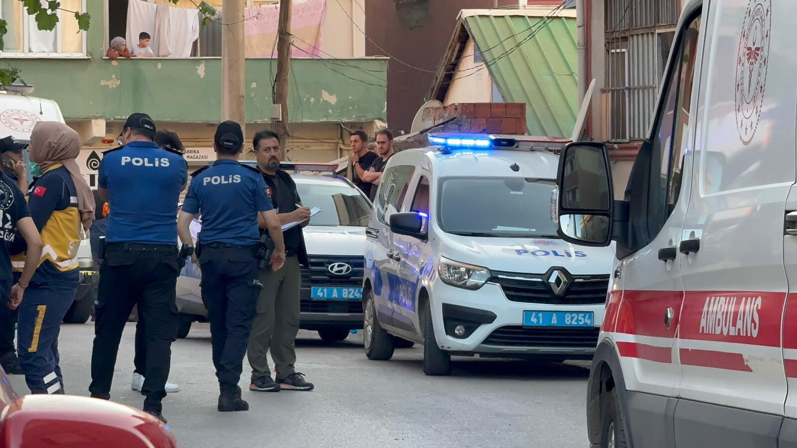 Kocaeli'de vahşet! Anneyle 5 yaşındaki kızı feci halde bulundu: Katil evlat her şeyi itiraf etti! Kocaeli'de vahşet! Anneyle 5 yaşındaki kızı feci halde bulundu: 15 yaşındaki çocuk gözaltında - 1. Resim