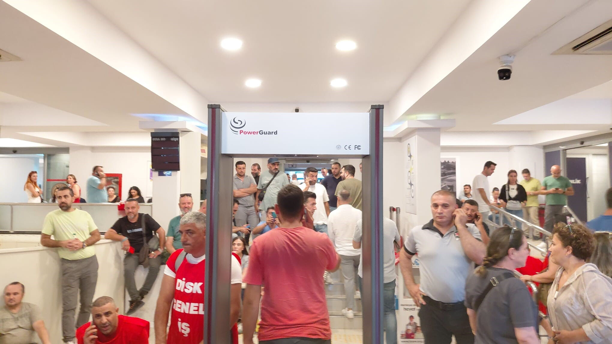 Maaş krizi ilçe ilçe yayılıyor: İşçiler belediye binalarını işgal etti Maaş krizi ilçe ilçe yayılıyor: İşçiler belediye binalarını işgal etti - 2. Resim