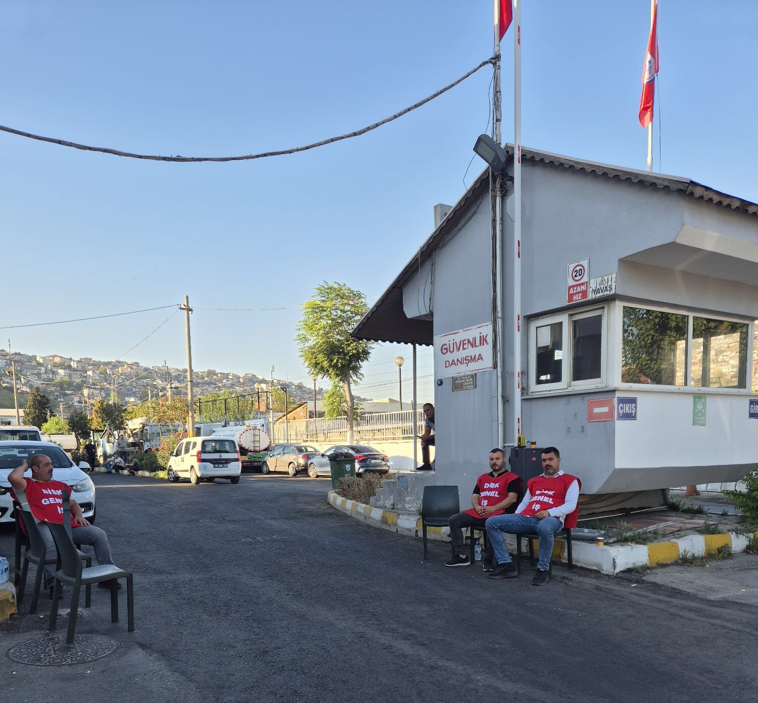 Maaş krizi ilçe ilçe yayılıyor: İşçiler belediye binalarını işgal etti Maaş krizi ilçe ilçe yayılıyor: İşçiler belediye binalarını işgal etti - 3. Resim