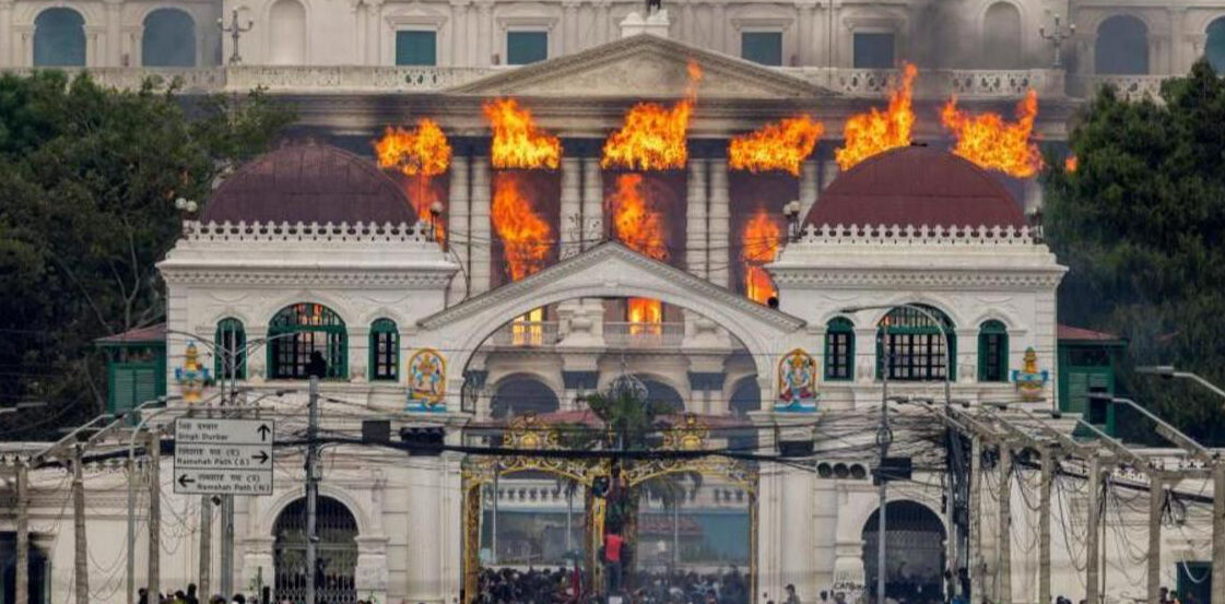 Nepal’de protestocular TV binası ve hapishaneyi bastı! Çalışanlar camdan atlayarak kurtuldu Nepal’de protestocular TV binası ve hapishaneyi bastı! Çalışanlar camdan atlayarak kurtuldu - 2. Resim