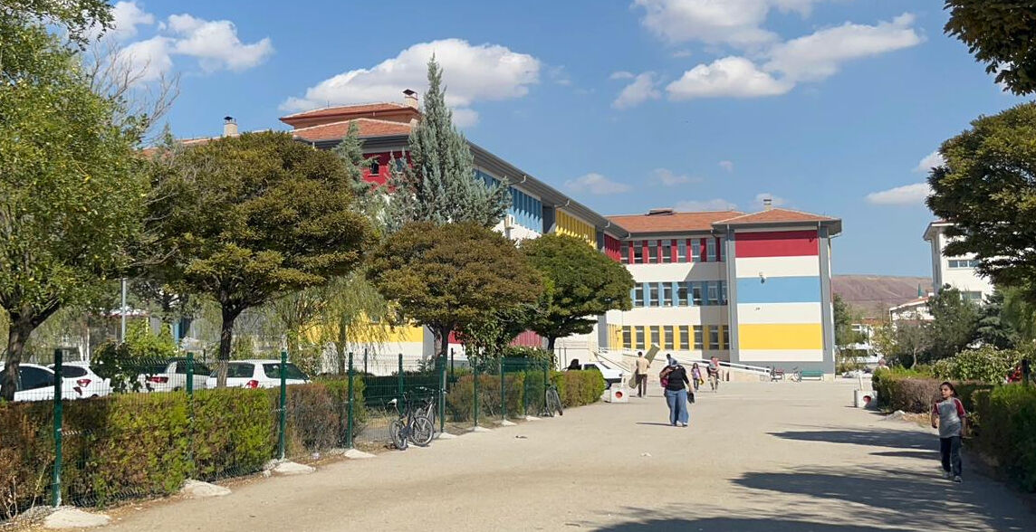 Okul bahçesinde müdüre darp! Saldırgan gözaltında Okul bahçesinde müdüre darp! Saldırgan gözaltında - 1. Resim