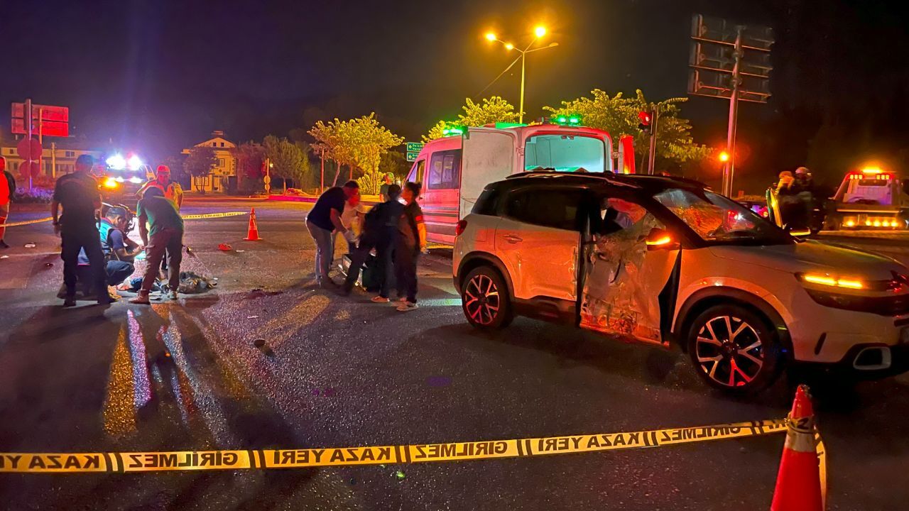 Otomobille çarpıştı, feci kazada motosikletli genç can verdi Otomobille çarpıştı, feci kazada motosikletli genç can verdi