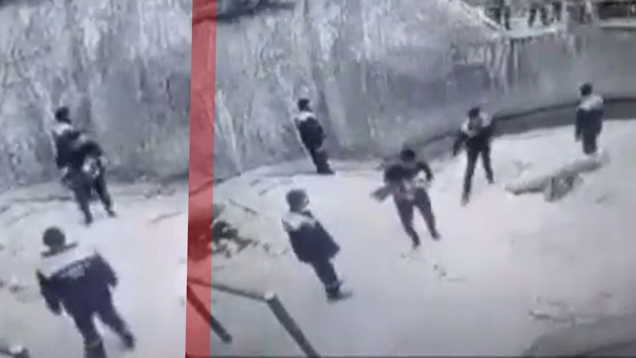 Öz evladına yaptığı korku filmlerini aratmadı! Günün en korkunç haberi: Ayı kafesine attı, bıçakladı... Öz evladına yaptığı korku filmlerini aratmadı! Günün en korkunç haberi: Ayı kafesine attı, bıçakladı...