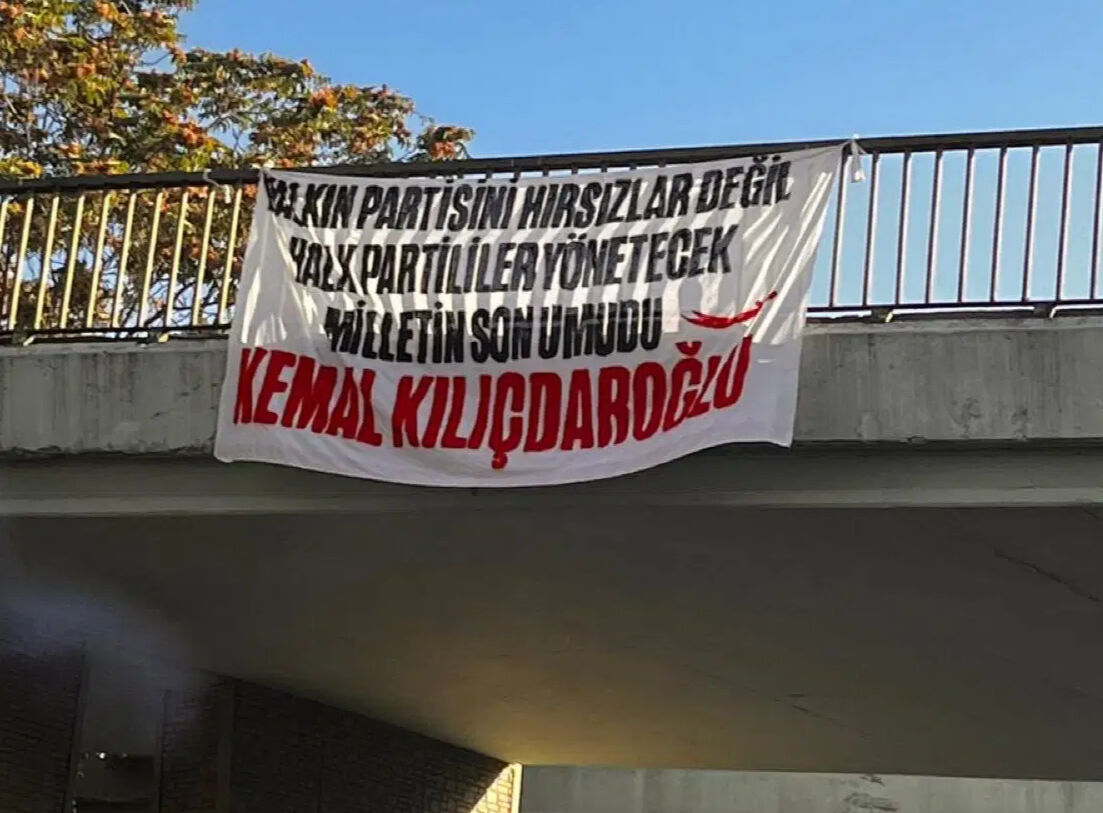 Miting alalnına asılan pankart