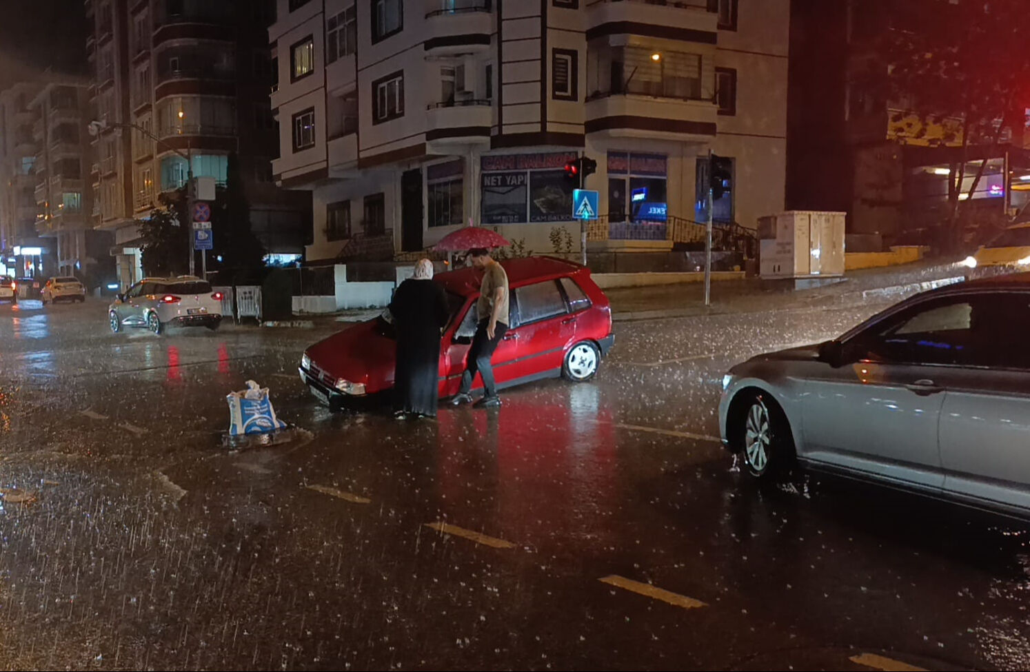 Samsun'da metrekareye 120 kilogram yağış düştü, caddeler göle döndü! Samsun'da metrekareye 120 kilogram yağış düştü, caddeler göle döndü! - 1. Resim