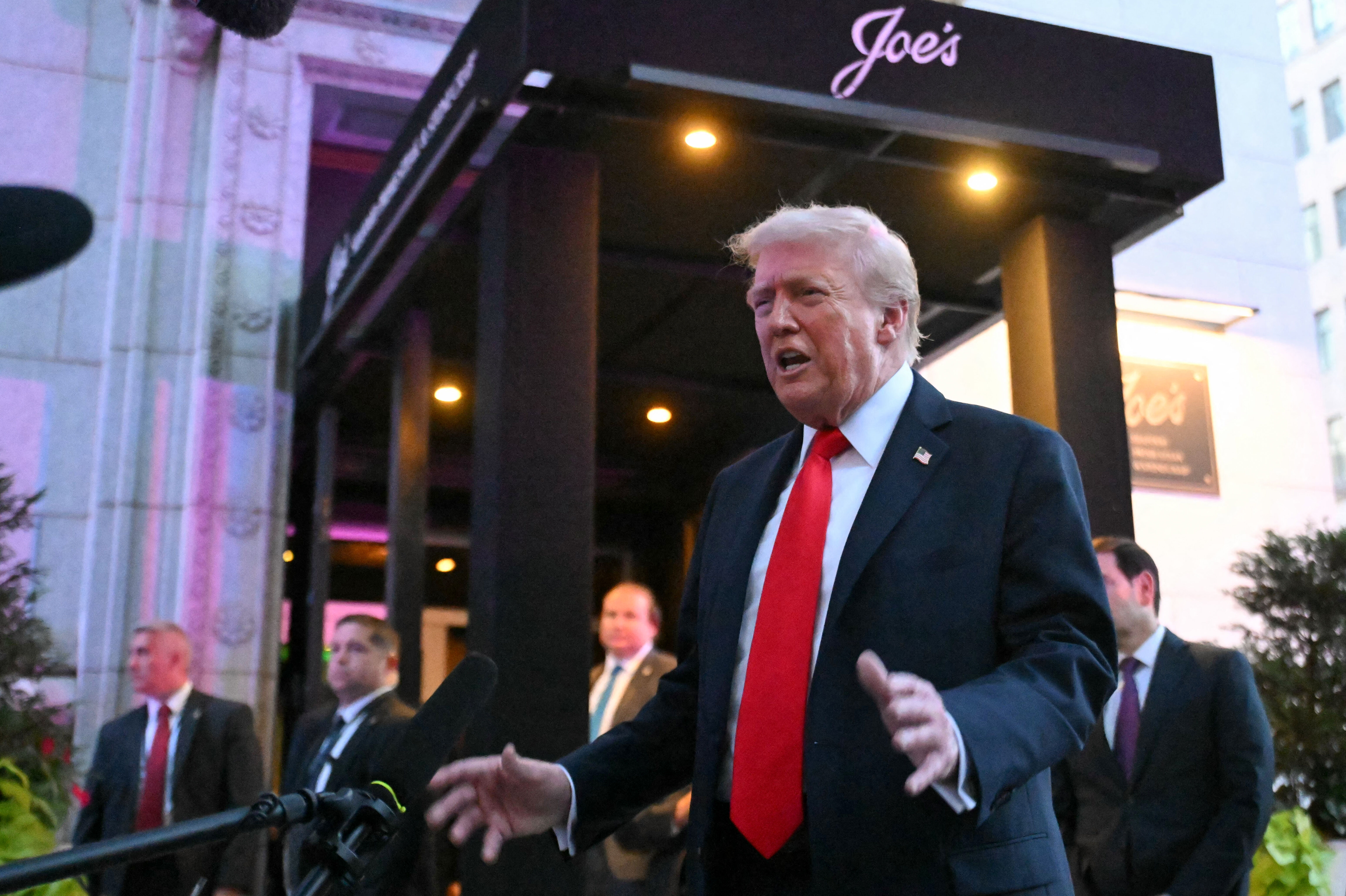 Trump ficou chocado com o restaurante em que foi! Ele se deparou com um protesto em Gaza - Foto 1